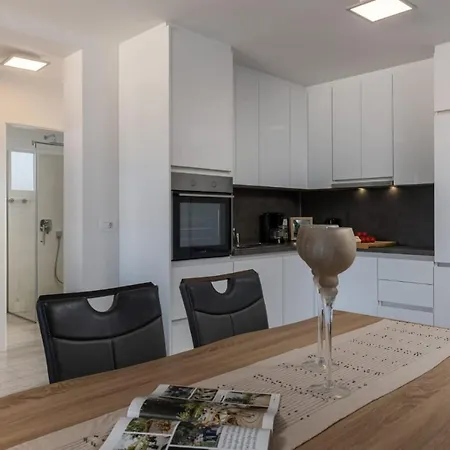 Cesare Apartamento Nin